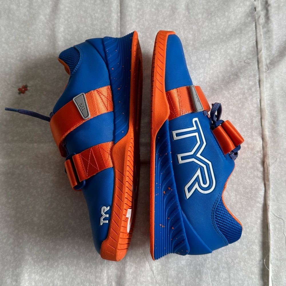 TYR Women's L-1 Lifter in Blue and Orange size 8